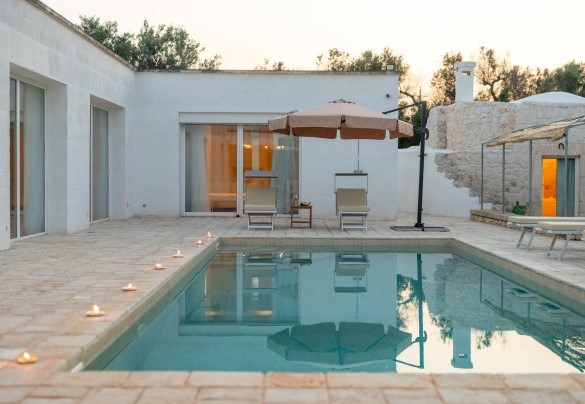 Piscina e solarium – Villa Puspo