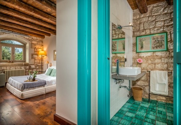 The double bedroom n. 2 and the bathroom with shower n. 1 on the ground floor - Villa Ramunna