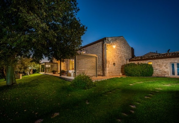The lawn in front of the villa - Villa Ramunna
