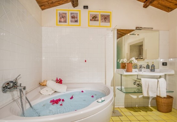 The bathroom with bath n. 2 on the ground floor - Villa Ramunna