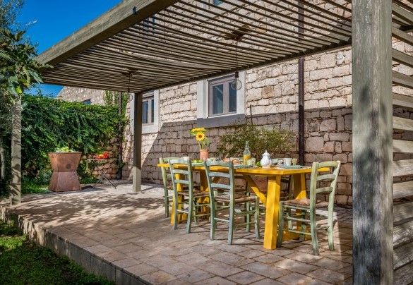 The outdoor dining area - Villa Ramunna