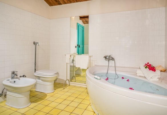 The bathroom with bath n. 2 on the ground floor - Villa Ramunna
