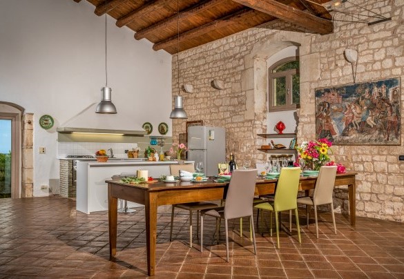 The dining area and the kitchen with island - Villa Ramunna
