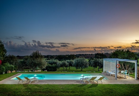 The pool at night - Villa Ramunna