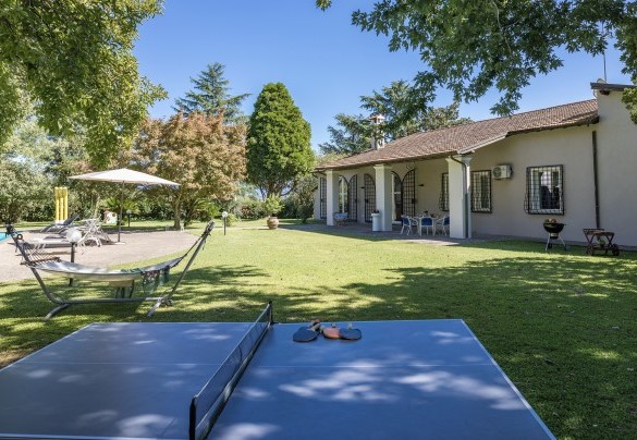 Il ping pog e l’amaca all’ombra dei larici – Villa Rasena 