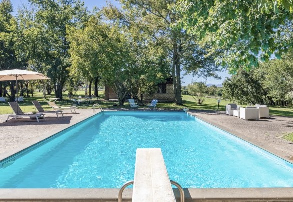 La piscina bordata e il solarium in piperino – Villa Rasena 