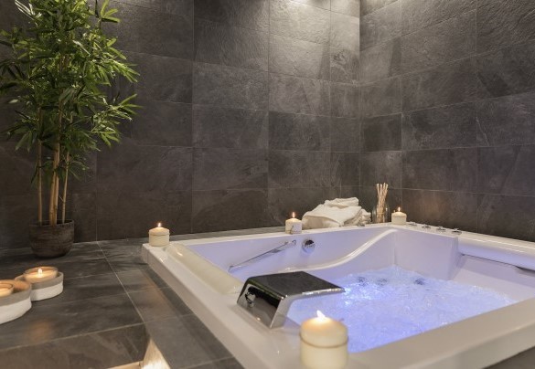 Zona benessere con vasca idromassaggio e sauna a infrarossi – Villa Rasena