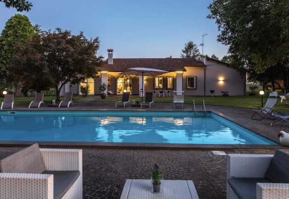 La piscina nei bagliori del tramonto – Villa Rasena