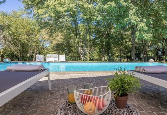 Dettaglio del solarium ombreggiato dalle querce secolari – Villa Rasena 