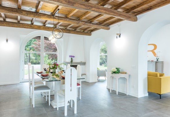 La sala da pranzo in open space con uscita diretta lato piscina – Villa Rasena 