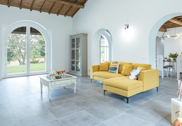 La zona salotto con caminetto e Tv – Villa Rasena 