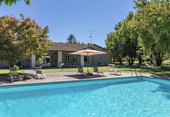 La piscina misura 6 x 12 m ed ha una profondità che accresce da 1,20 m fino a 2,10 m in prossimità del centro – Villa Rasena