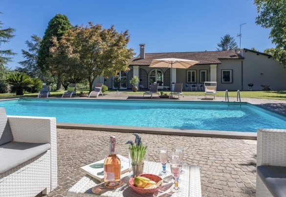 Villa in affitto con piscina esclusiva a mezz’ora di auto da Roma – Villa Rasena
