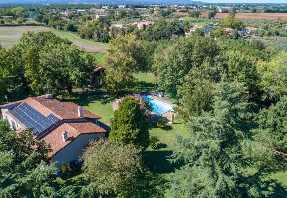 Veduta del parco rigoglioso e curato – Villa Rasena 