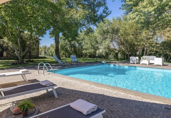 Dettaglio del solarium ombreggiato dalle querce secolari – Villa Rasena 