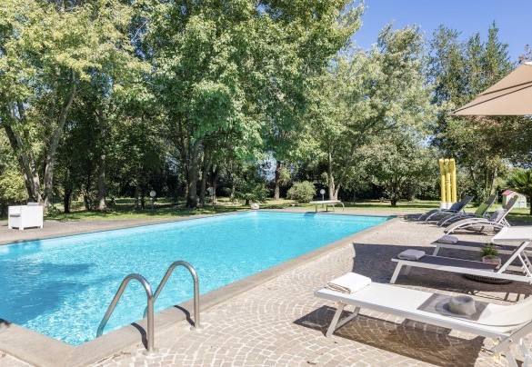La villa e la piscina immerse nel verde del parco – Villa Rasena 