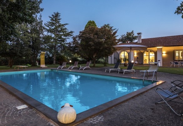 La piscina nei bagliori del tramonto – Villa Rasena