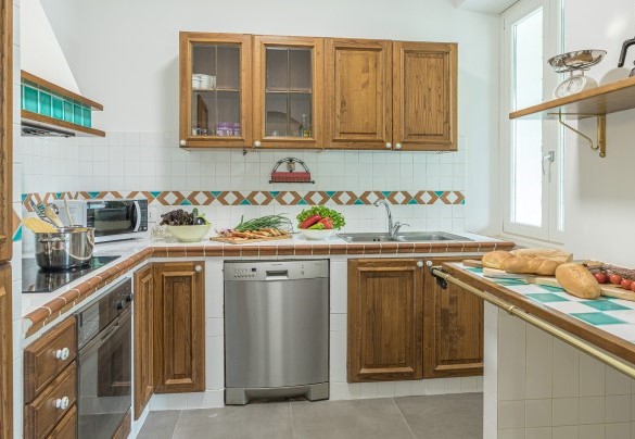 La cucina in muratura accessoriata – Villa Rasena 