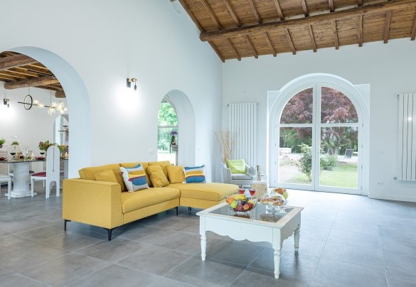 La zona salotto con caminetto e Tv – Villa Rasena 