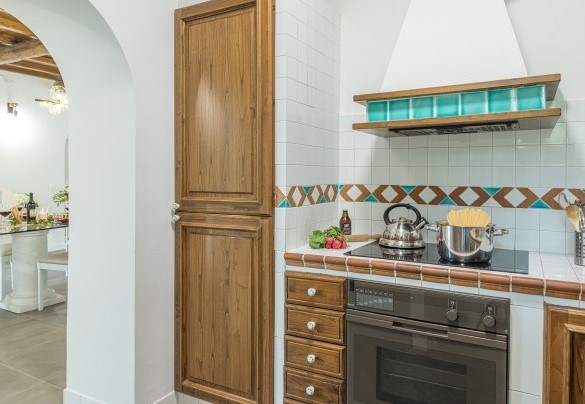 La cucina in muratura accessoriata – Villa Rasena 