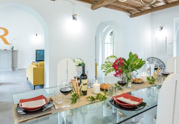 La sala da pranzo in open space con uscita diretta lato piscina – Villa Rasena 
