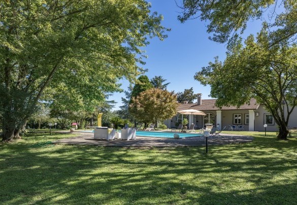 Il parco ombreggiato dalle querce secolari – Villa Rasena 