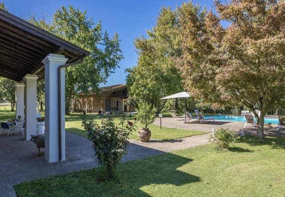 Veduta del giardino tra il portico e il solarium – Villa Rasena 