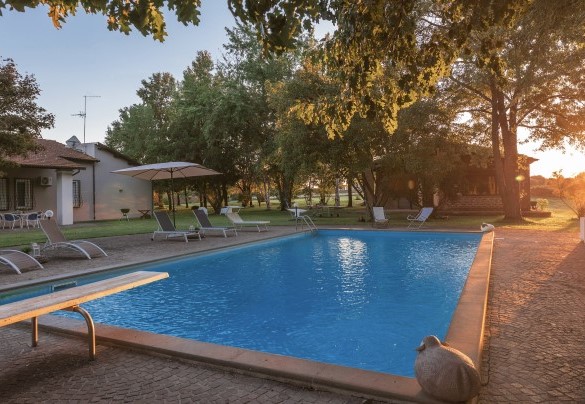 La piscina nei bagliori del tramonto – Villa Rasena