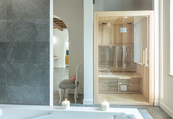 Zona benessere con vasca idromassaggio e sauna a infrarossi – Villa Rasena
