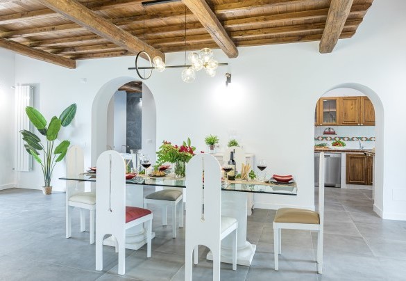 La sala da pranzo in open space con uscita diretta lato piscina – Villa Rasena 