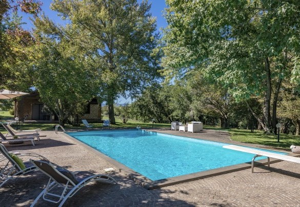 La piscina dotata di trampolino, dispone di doccia con acqua calda – Villa Rasena