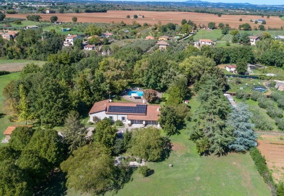Veduta del parco rigoglioso e curato – Villa Rasena 
