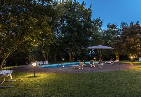 La piscina all'imbrunire – Villa Rasena