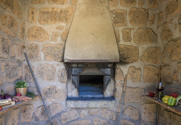 Il forno a legna tra il parcheggio e il locale lavanderia – Villa Rasena