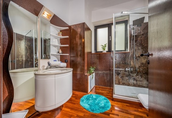 Il bagno con doccia n. 5 al primo piano- Villa Relax