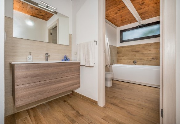Il bagno con vasca n.2 al piano terra- Villa Relax
