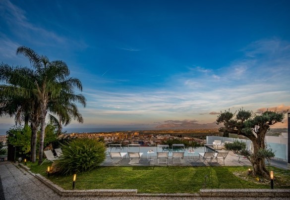 Lungo la piscina si sviluppa la zona solarium-Villa Relax