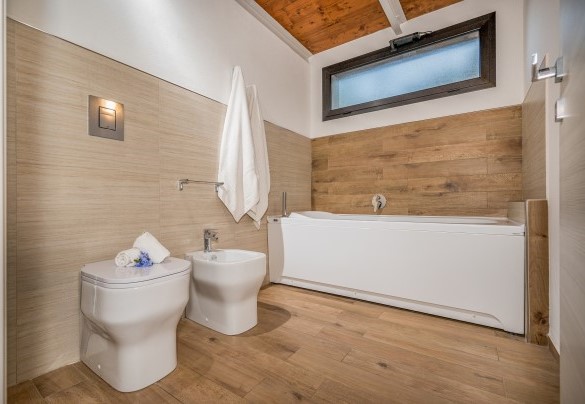 Il bagno con vasca n.2 al piano terra- Villa Relax