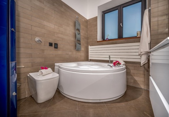 Il bagno en suite n.4 con vasca idromassaggio al primo piano- Villa Relax