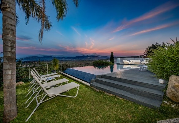La piscina al tramonto-Villa Relax
