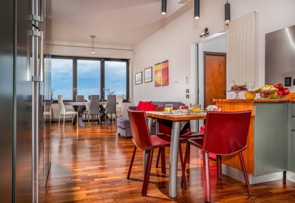 La sala da pranzo con cucina open space al primo piano- Villa Relax