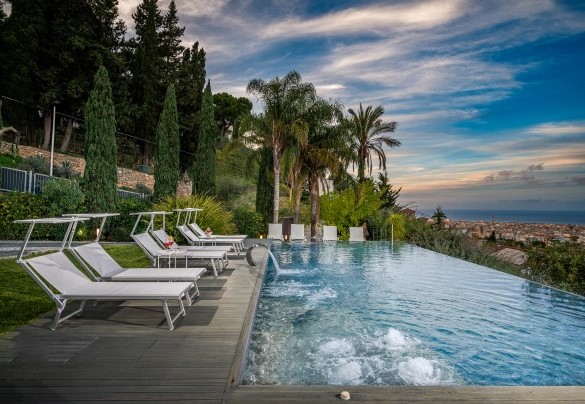 La piscina dispone di una zona idromassaggio-Villa Relax