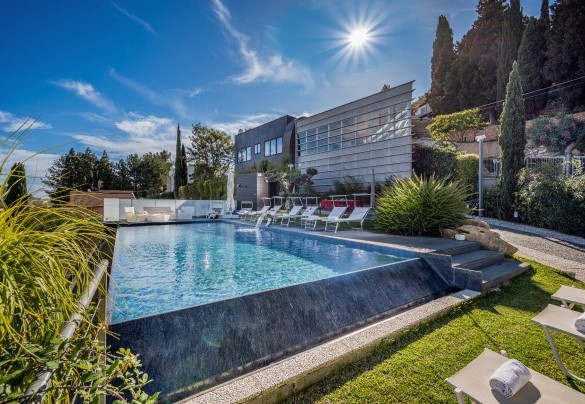 La piscina misura 12x5 m con profondità costante di 1,40 m - Villa Relax