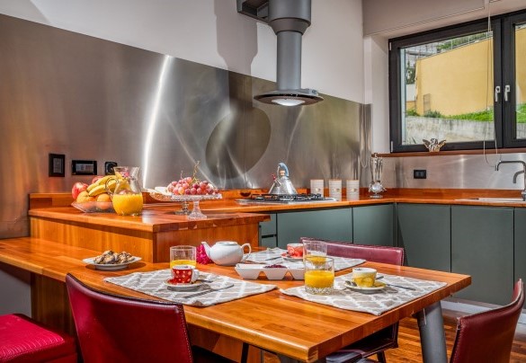 La cucina con penisola al primo piano- Villa Relax