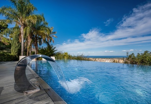 La piscina depurata a sale dispone di una cascata-VILLA Relax
