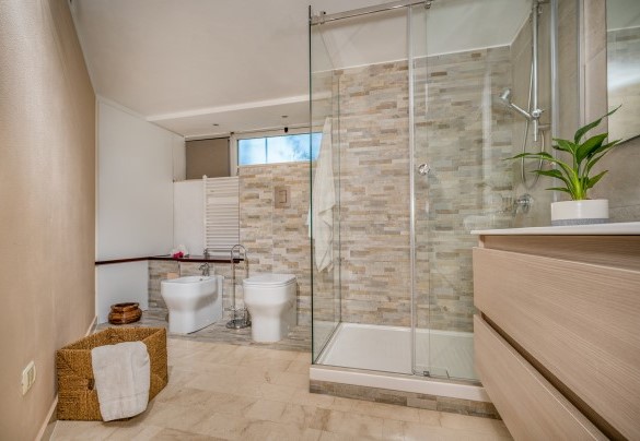 Il bagno en suite con doccia n.1 al piano terra- Villa Relax