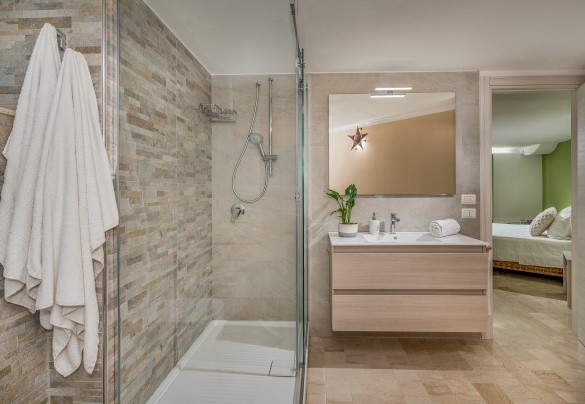 Il bagno en suite con doccia n.1 al piano terra- Villa Relax