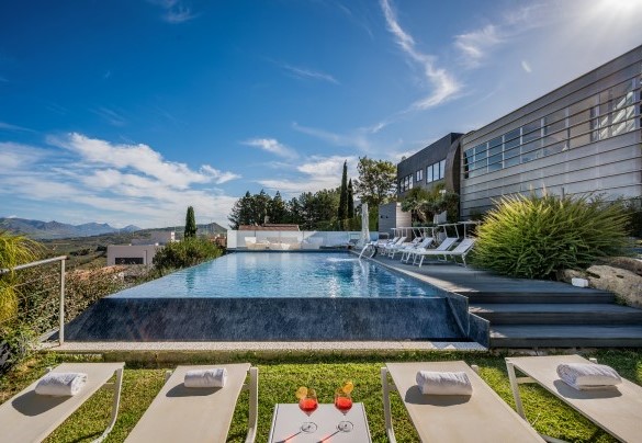 La piscina si trova a circa 6 m dalla villa- VillaRelax