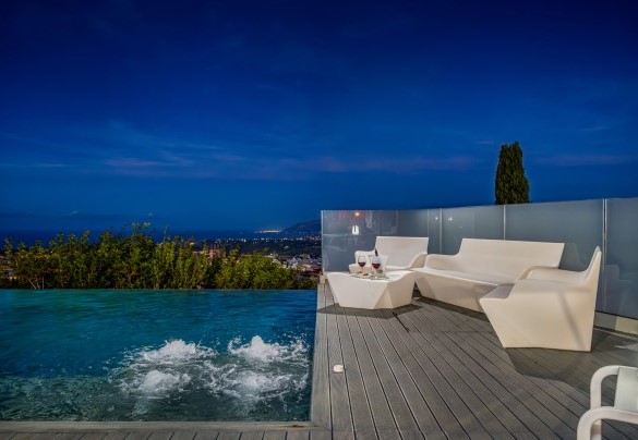 La zona solarium arredata con un salottino-Villa Relax