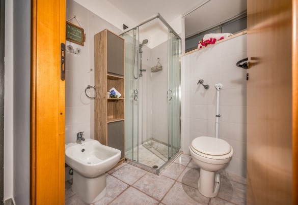 Il bagno con doccia n.3 nel soppalco- Villa Relax